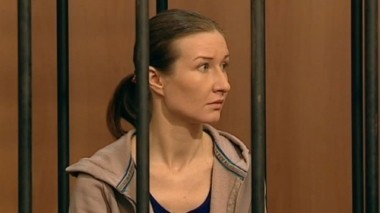 Домработница подсыпала отравы для тараканов хозяйке в чай, чтобы обобрать ее до нитки 06.10.2015