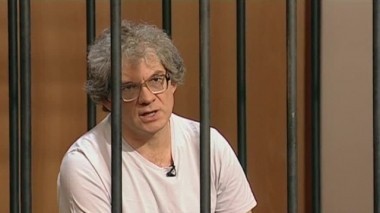 Когда женщина отказалась продавать квартиру, брат вонзил ей в горло шариковую ручку 18.08.2014