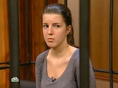 Молодой девушке инкриминируют разбой, убийство двух лиц и незаконное хранением оружия 03.09.2012