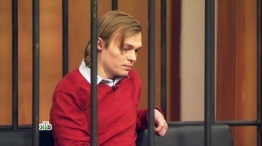 Юноша хотел расправиться со своим шантажистом, но обознался и зарезал незнакомца в маске 21.05.2017